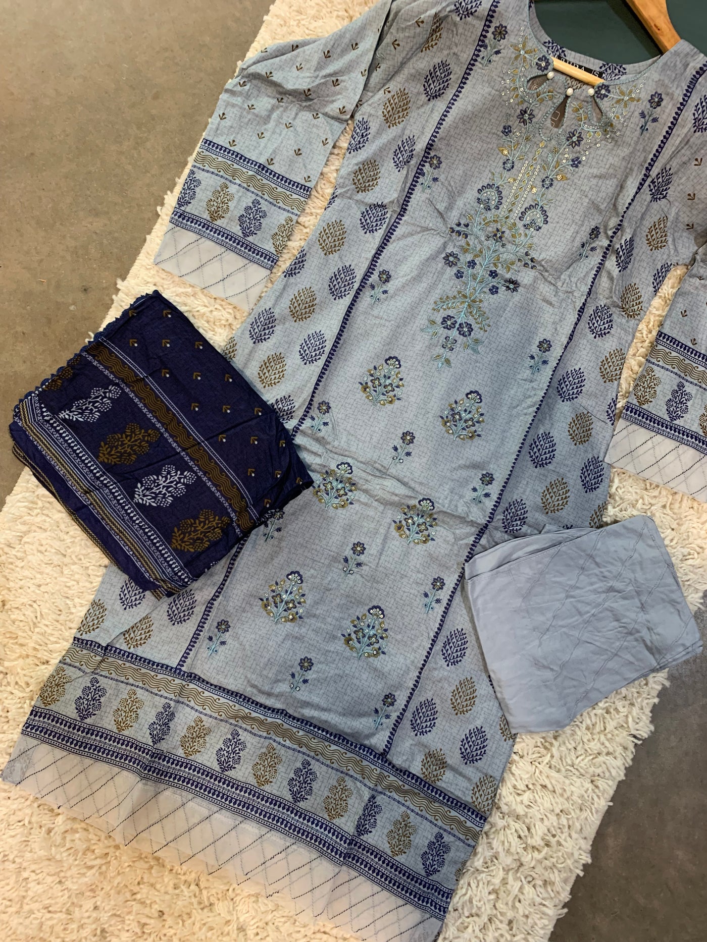 ROSHNI Embroidered Linen 3pc Readymade | HL309