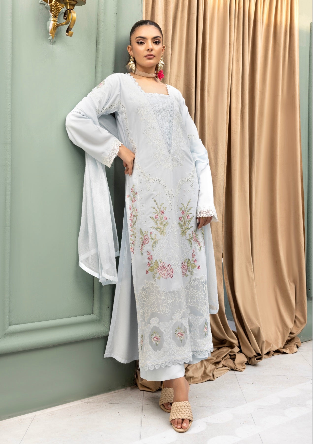 SIMRANS ‘Khoobsurat’ | Embroidered Linenkari Readymade | SM689