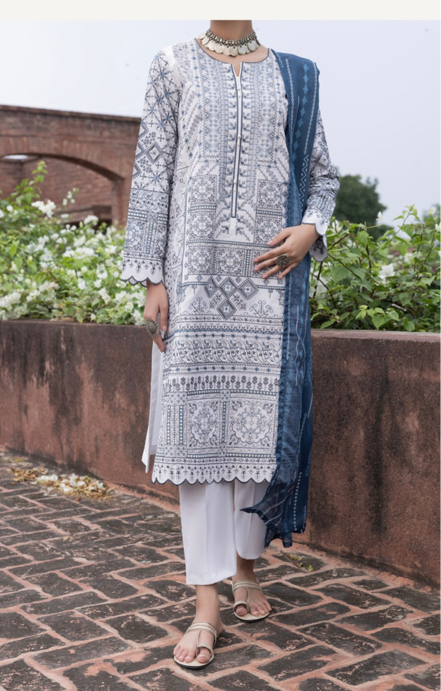 Casuallite ‘Wabasta’ | Luxury Embroidered Linen Readymade | HT237