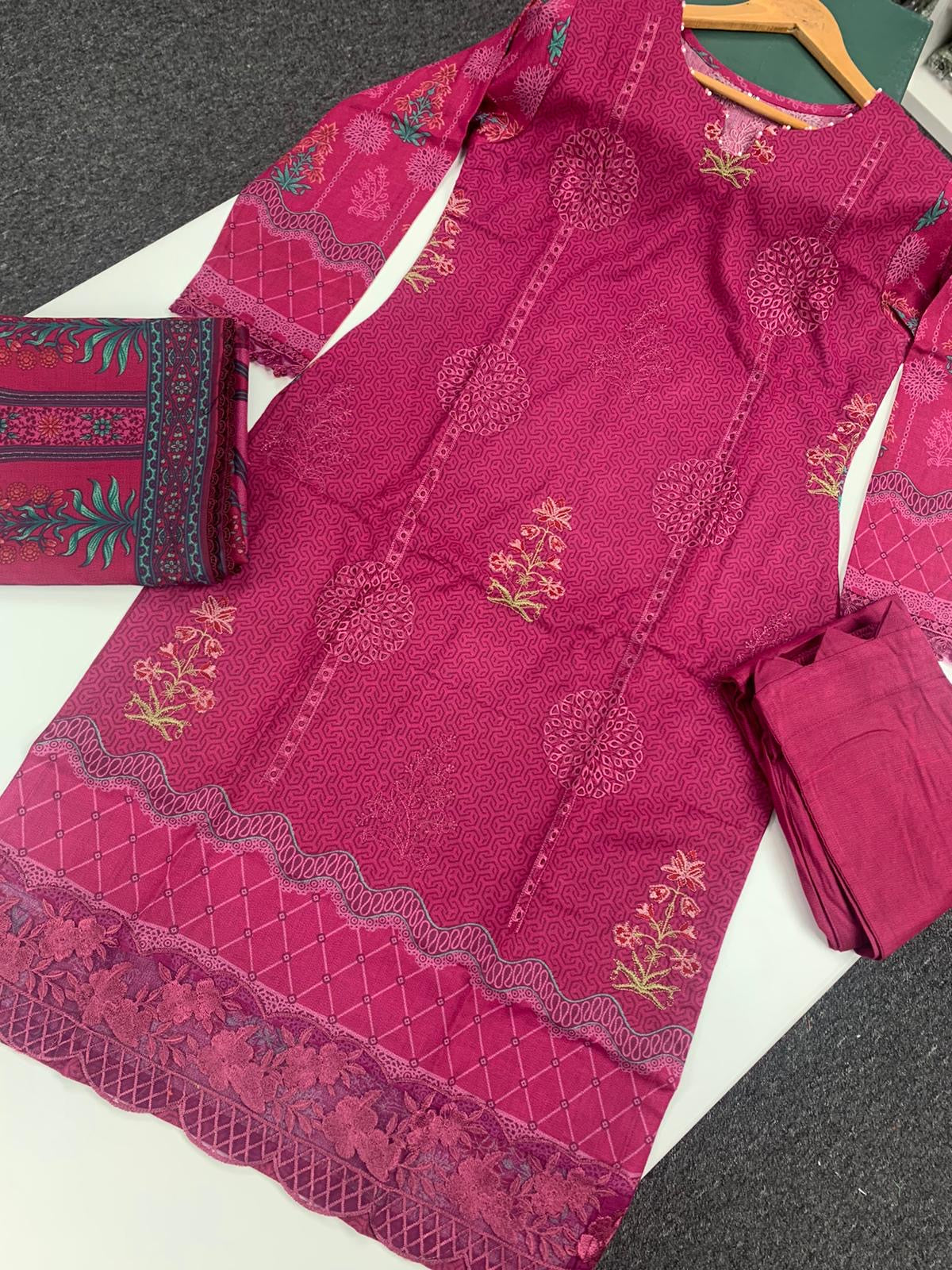 ROSHNI Embroidered Dhanak 3pc Readymade | HL375